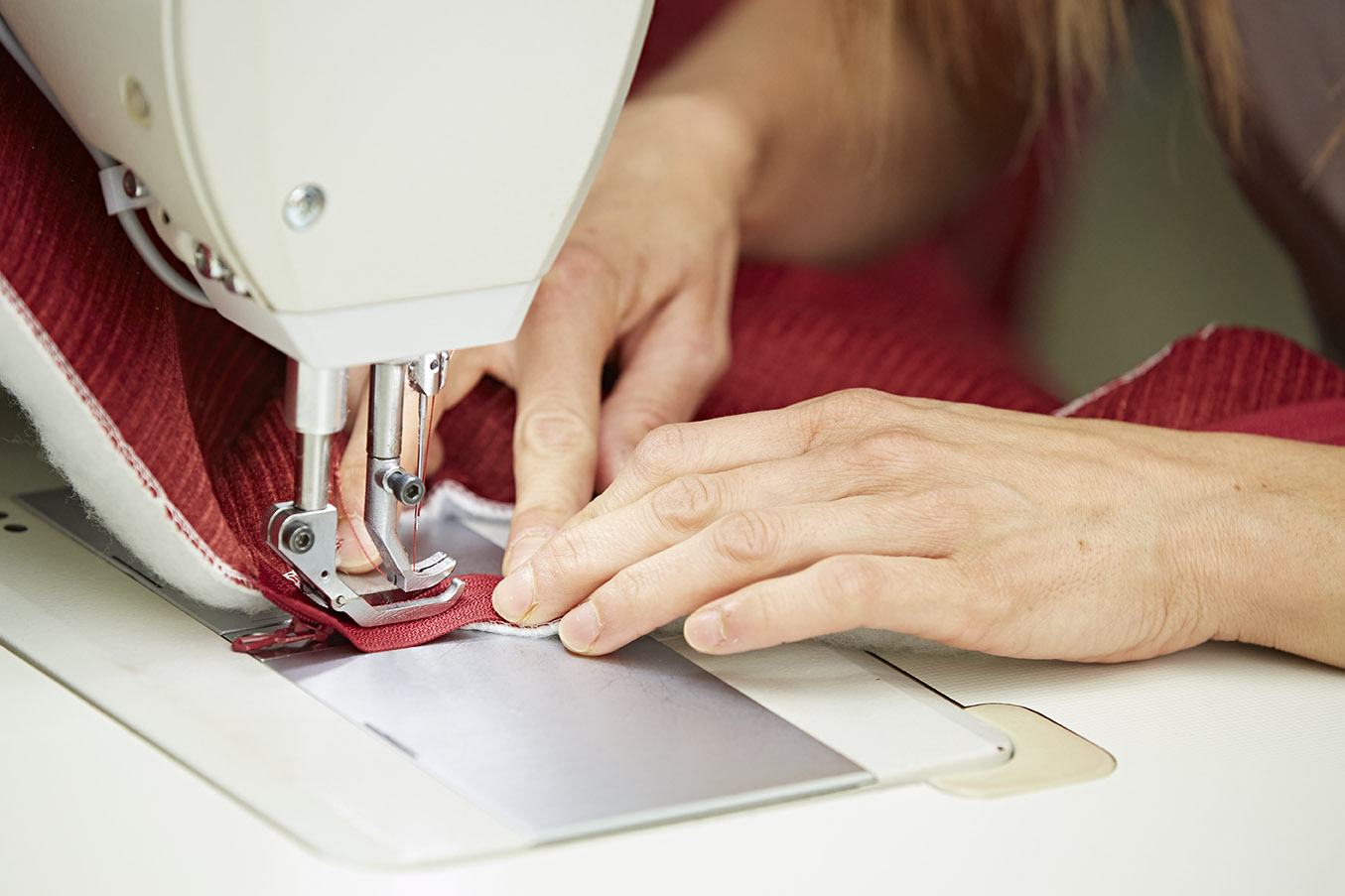 couture d'une housse en tissu pour fauteuil électrique de relaxation
